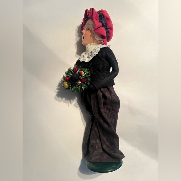 Byers Choice Carolers Christmas Woman with Christmas Wreath 2007 - Picture 3 of 4